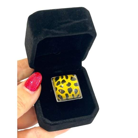 Women’s Vintage Fashion Ring Yellow Cheetah 5 Square Lucite Chunky Statement - Picture 3 of 16